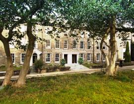 Click here for more about Chaucer Apt 6